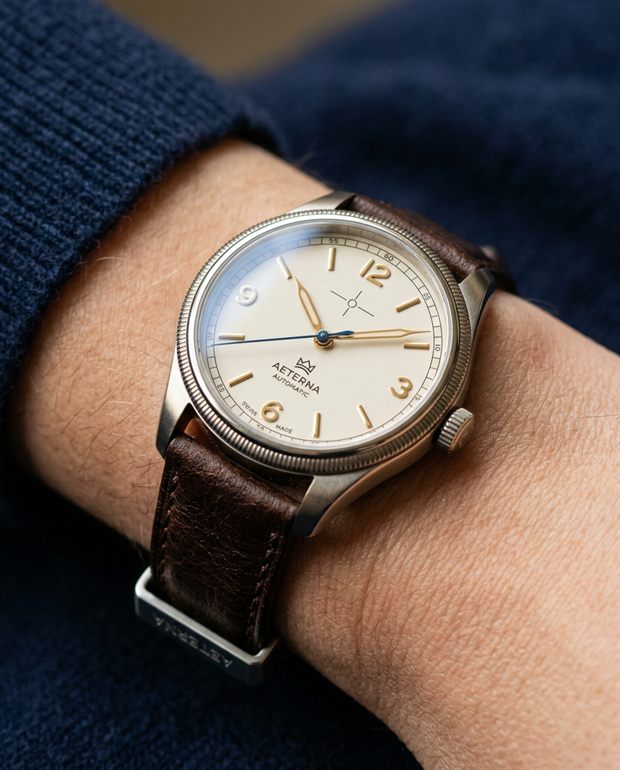 Reloj automático con correa de piel marrón en la muñeca, detalle de producto generado con IA