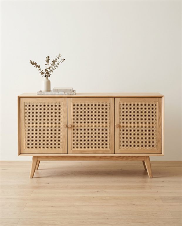 Aparador de madera clara con puertas de rejilla en un interior luminoso, imagen de producto generada con IA