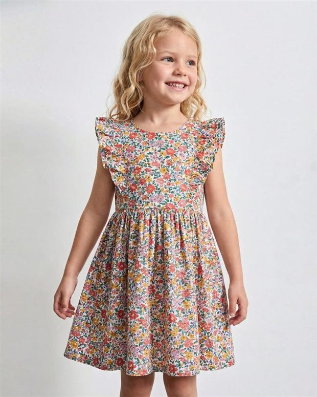 Vestido infantil de flores sobre modelo, ficha de producto generada con IA sobre fondo neutro